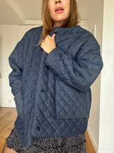 Charger l&#39;image dans la galerie, (MODELE UNIQUE Blouson Willow matelassé Denim envers doudou écru taille XS/S hauteur 65cm