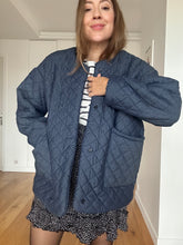 Charger l&#39;image dans la galerie, (MODELE UNIQUE Blouson Willow matelassé Denim envers doudou écru taille XS/S hauteur 65cm