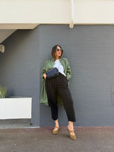 Charger l&#39;image dans la galerie, Pantalon « Carrot Pant » Juniper coton plumetis noir taille M