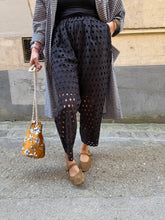Charger l&#39;image dans la galerie, Pantalon « Carrot Pant » Juniper broderie anglaise ajourée taille S