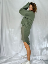 Charger l&#39;image dans la galerie, Ensemble Sweat Crop Roxie et Jupe Lena molleton kaki